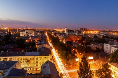 Ukrayna, Kyiv 4 Temmuz 2015: Hava panoramik manzarası Podil şehrinin merkezi ve tarihi kısmında, akşamları, günbatımında yerleşim binaları ile birlikte. Devrim öncesi binalar