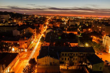 Ukrayna, Kyiv 4 Temmuz 2015: Hava panoramik manzarası Podil şehrinin merkezi ve tarihi kısmında, akşamları, günbatımında yerleşim binaları ile birlikte. Devrim öncesi binalar
