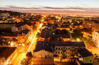 Ukrayna, Kyiv 4 Temmuz 2015: Hava panoramik manzarası Podil şehrinin merkezi ve tarihi kısmında, akşamları, günbatımında yerleşim binaları ile birlikte. Devrim öncesi binalar