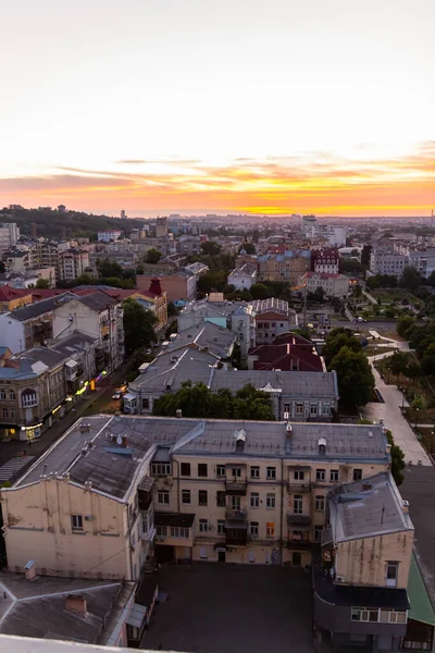 Ukrayna, Kyiv 4 Temmuz 2015: Hava panoramik manzarası Podil şehrinin merkezi ve tarihi kısmında, akşamları, günbatımında yerleşim binaları ile birlikte. Devrim öncesi binalar