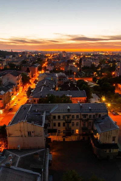 Ukrayna, Kyiv 4 Temmuz 2015: Hava panoramik manzarası Podil şehrinin merkezi ve tarihi kısmında, akşamları, günbatımında yerleşim binaları ile birlikte. Devrim öncesi binalar