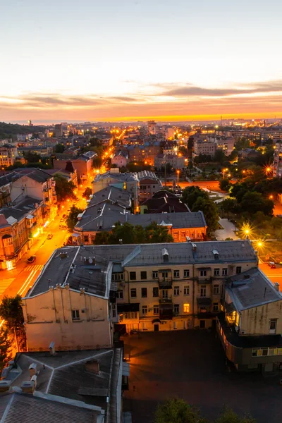 Ukrayna, Kyiv 4 Temmuz 2015: Hava panoramik manzarası Podil şehrinin merkezi ve tarihi kısmında, akşamları, günbatımında yerleşim binaları ile birlikte. Devrim öncesi binalar