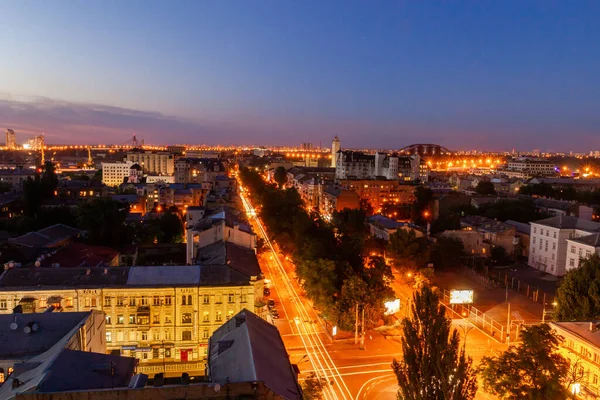 Ukrayna, Kyiv 4 Temmuz 2015: Hava panoramik manzarası Podil şehrinin merkezi ve tarihi kısmında, akşamları, günbatımında yerleşim binaları ile birlikte. Devrim öncesi binalar