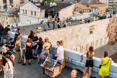 Kyiv (Kiev), Ukrayna - 17 Temmuz 2021: Sıcak ve güneşli bir günde çatıda dinlenen ve eğlenen pek çok genç, tarihi bina Kvity Ukrayiny 'nin yıkımına karşı gösteri yapıyor (Ukrayna Çiçekleri))