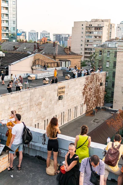 Kyiv (Kiev), Ukrayna - 17 Temmuz 2021: Sıcak ve güneşli bir günde çatıda dinlenen ve eğlenen pek çok genç, tarihi bina Kvity Ukrayiny 'nin yıkımına karşı gösteri yapıyor (Ukrayna Çiçekleri))