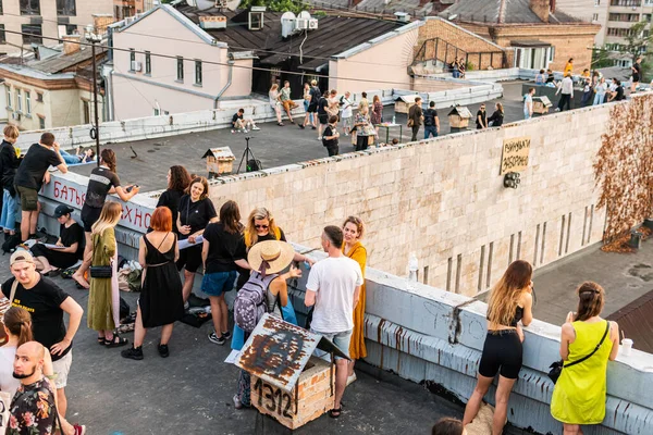 Kyiv (Kiev), Ukrayna - 17 Temmuz 2021: Sıcak ve güneşli bir günde çatıda dinlenen ve eğlenen pek çok genç, tarihi bina Kvity Ukrayiny 'nin yıkımına karşı gösteri yapıyor (Ukrayna Çiçekleri))