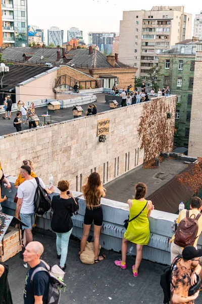 Kyiv (Kiev), Ukrayna - 17 Temmuz 2021: Sıcak ve güneşli bir günde çatıda dinlenen ve eğlenen pek çok genç, tarihi bina Kvity Ukrayiny 'nin yıkımına karşı gösteri yapıyor (Ukrayna Çiçekleri))