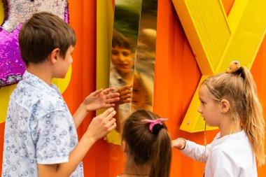 Kyiv, Ukrayna 29 Temmuz 2021: Oğlan ve kızlar, çocuklar, çocuklar büyük bir oyuncakla dışarıda oynuyorlar, birlikte eğleniyorlar, bir sürü duygu.