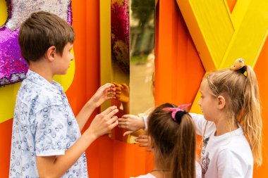 Kyiv, Ukrayna 29 Temmuz 2021: Oğlan ve kızlar, çocuklar, çocuklar büyük bir oyuncakla dışarıda oynuyorlar, birlikte eğleniyorlar, bir sürü duygu.