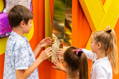 Kyiv, Ukrayna 29 Temmuz 2021: Oğlan ve kızlar, çocuklar, çocuklar büyük bir oyuncakla dışarıda oynuyorlar, birlikte eğleniyorlar, bir sürü duygu.