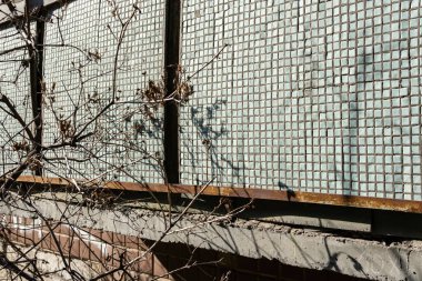 Kyiv, Ukrayna 15 Ekim 2021: Küçük antika fayanslardan yapılmış eski bir konut binasının ön cephesi