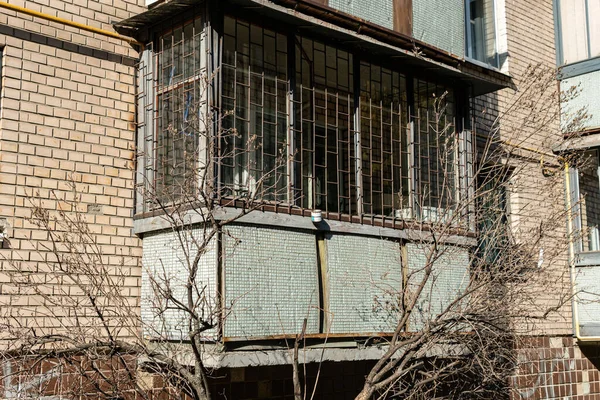 2021年10月15日 乌克兰基辅 一座用老式小瓷砖建成的住宅大楼旧阳台的立面 — 图库照片