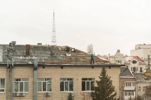Kiev Oekraïne December 2021 Een Groep Arbeiders Repareert Het Dak — Stockfoto