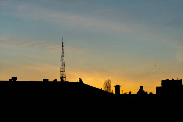 Een Silhouet Van Twee Mannen Werkend Een Dak Van Een — Stockfoto