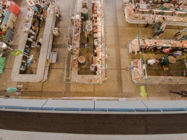 Kyiv, Ukrayna 4 Temmuz 2017: Birçok satıcının ve farklı ürünlerin bulunduğu bir binada büyük ve ünlü bir pazar