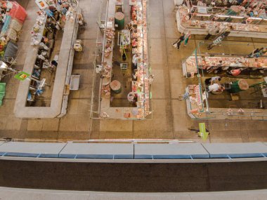 Kyiv, Ukrayna 4 Temmuz 2017: Birçok satıcının ve farklı ürünlerin bulunduğu bir binada büyük ve ünlü bir pazar