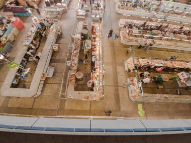 Kyiv, Ukrayna 4 Temmuz 2017: Birçok satıcının ve farklı ürünlerin bulunduğu bir binada büyük ve ünlü bir pazar