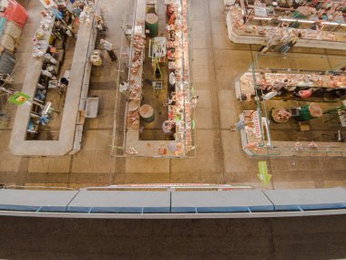 Kyiv, Ukrayna 4 Temmuz 2017: Birçok satıcının ve farklı ürünlerin bulunduğu bir binada büyük ve ünlü bir pazar