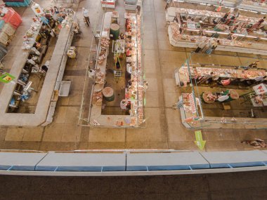 Kyiv, Ukrayna 4 Temmuz 2017: Birçok satıcının ve farklı ürünlerin bulunduğu bir binada büyük ve ünlü bir pazar