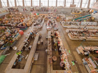 Kyiv, Ukrayna 4 Temmuz 2017: Birçok satıcının ve farklı ürünlerin bulunduğu bir binada büyük ve ünlü bir pazar