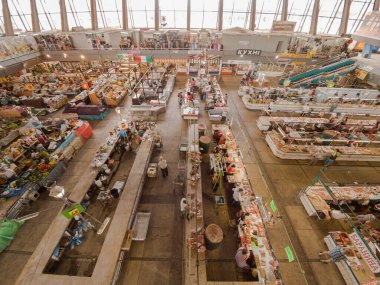 Kyiv, Ukrayna 4 Temmuz 2017: Birçok satıcının ve farklı ürünlerin bulunduğu bir binada büyük ve ünlü bir pazar