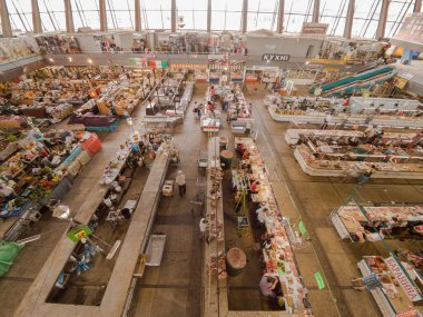 Kyiv, Ukrayna 4 Temmuz 2017: Birçok satıcının ve farklı ürünlerin bulunduğu bir binada büyük ve ünlü bir pazar