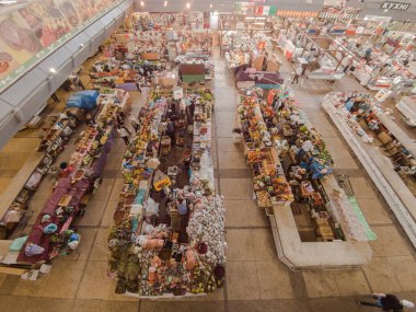Kyiv, Ukrayna 4 Temmuz 2017: Birçok satıcının ve farklı ürünlerin bulunduğu bir binada büyük ve ünlü bir pazar