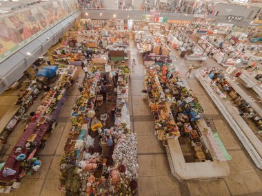 Kyiv, Ukrayna 4 Temmuz 2017: Birçok satıcının ve farklı ürünlerin bulunduğu bir binada büyük ve ünlü bir pazar