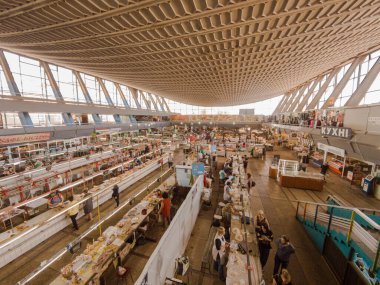 Kyiv, Ukrayna 4 Temmuz 2017: Birçok satıcının ve farklı ürünlerin bulunduğu bir binada büyük ve ünlü bir pazar