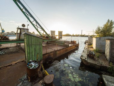 Kyiv, Ukrayna Temmuz 04, 2017: Büyük, eski ve paslı bir deniz vinci. Bina, bir köprünün yeniden inşası. Nehir kenarındaki sanayi bölgesi. 