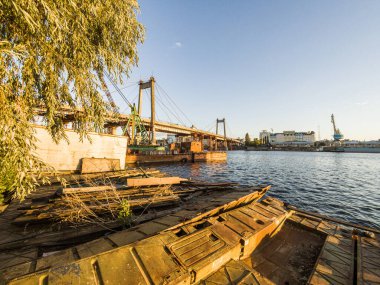 Kyiv, Ukrayna Temmuz 04, 2017: Büyük, eski ve paslı bir deniz vinci. Bina, bir köprünün yeniden inşası. Nehir kenarındaki sanayi bölgesi. 