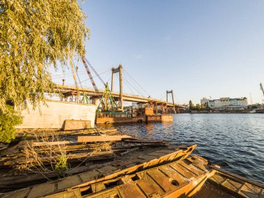 Kyiv, Ukrayna Temmuz 04, 2017: Büyük, eski ve paslı bir deniz vinci. Bina, bir köprünün yeniden inşası. Nehir kenarındaki sanayi bölgesi. 