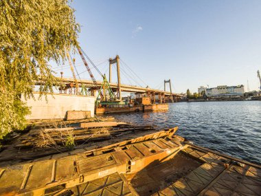 Kyiv, Ukrayna Temmuz 04, 2017: Büyük, eski ve paslı bir deniz vinci. Bina, bir köprünün yeniden inşası. Nehir kenarındaki sanayi bölgesi. 