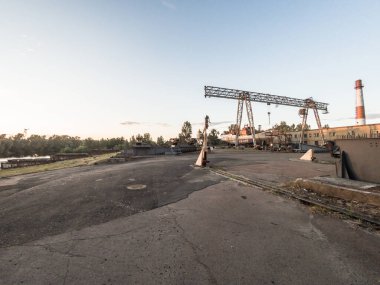 Kyiv, Ukrayna Temmuz 04, 2017: Büyük, eski ve paslı bir deniz vinci. Bina, bir köprünün yeniden inşası. Nehir kenarındaki sanayi bölgesi. 