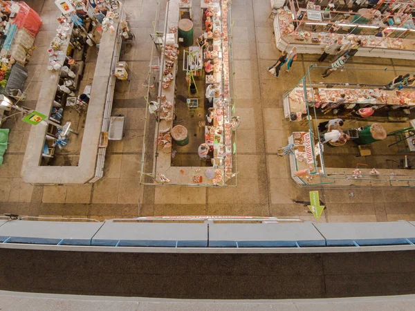 Kyiv, Ukrayna 4 Temmuz 2017: Birçok satıcının ve farklı ürünlerin bulunduğu bir binada büyük ve ünlü bir pazar