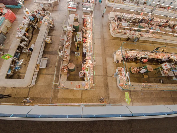 Kyiv, Ukrayna 4 Temmuz 2017: Birçok satıcının ve farklı ürünlerin bulunduğu bir binada büyük ve ünlü bir pazar