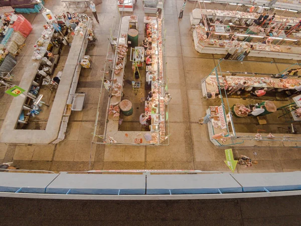 Kyiv, Ukrayna 4 Temmuz 2017: Birçok satıcının ve farklı ürünlerin bulunduğu bir binada büyük ve ünlü bir pazar