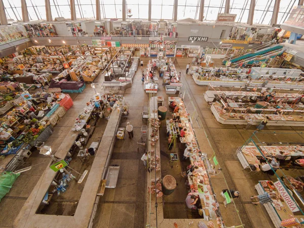 Kyiv, Ukrayna 4 Temmuz 2017: Birçok satıcının ve farklı ürünlerin bulunduğu bir binada büyük ve ünlü bir pazar