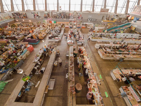 Kyiv, Ukrayna 4 Temmuz 2017: Birçok satıcının ve farklı ürünlerin bulunduğu bir binada büyük ve ünlü bir pazar