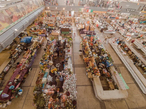 Kyiv, Ukrayna 4 Temmuz 2017: Birçok satıcının ve farklı ürünlerin bulunduğu bir binada büyük ve ünlü bir pazar