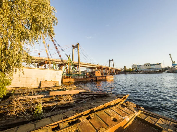 Kyiv, Ukrayna Temmuz 04, 2017: Büyük, eski ve paslı bir deniz vinci. Bina, bir köprünün yeniden inşası. Nehir kenarındaki sanayi bölgesi. 