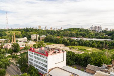 Kyiv, Ukrayna 08 Temmuz 2017: Podil bölgesinin güzel bir manzarası. Konut ve sanayi bölgelerinde hava manzarası. Bir sürü farklı mimari tarzı olan bina. Tarihsel alan, Dnipro nehri.