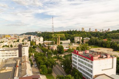 Kyiv, Ukrayna 08 Temmuz 2017: Podil bölgesinin güzel bir manzarası. Konut ve sanayi bölgelerinde hava manzarası. Bir sürü farklı mimari tarzı olan bina. Tarihsel alan, Dnipro nehri.