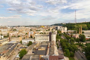 Kyiv, Ukrayna 08 Temmuz 2017: Podil bölgesinin güzel bir manzarası. Konut ve sanayi bölgelerinde hava manzarası. Bir sürü farklı mimari tarzı olan bina. Tarihsel alan, Dnipro nehri.