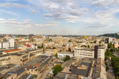 Kyiv, Ukrayna 08 Temmuz 2017: Podil bölgesinin güzel bir manzarası. Konut ve sanayi bölgelerinde hava manzarası. Bir sürü farklı mimari tarzı olan bina. Tarihsel alan, Dnipro nehri.