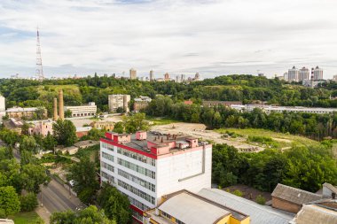 Kyiv, Ukrayna 08 Temmuz 2017: Podil bölgesinin güzel bir manzarası. Konut ve sanayi bölgelerinde hava manzarası. Bir sürü farklı mimari tarzı olan bina. Tarihsel alan, Dnipro nehri.