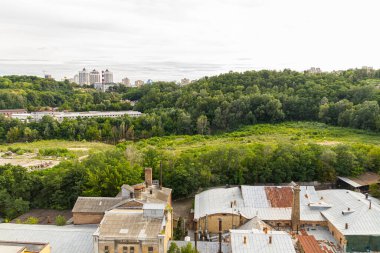 Kyiv, Ukrayna 08 Temmuz 2017: Podil bölgesinin güzel bir manzarası. Konut ve sanayi bölgelerinde hava manzarası. Bir sürü farklı mimari tarzı olan bina. Tarihsel alan, Dnipro nehri.