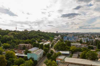 Kyiv, Ukrayna 08 Temmuz 2017: Podil bölgesinin güzel bir manzarası. Konut ve sanayi bölgelerinde hava manzarası. Bir sürü farklı mimari tarzı olan bina. Tarihsel alan, Dnipro nehri.