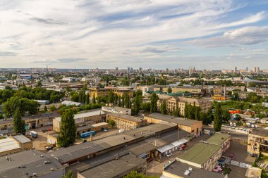 Kyiv, Ukrayna 08 Temmuz 2017: Podil bölgesinin güzel bir manzarası. Konut ve sanayi bölgelerinde hava manzarası. Bir sürü farklı mimari tarzı olan bina. Tarihsel alan, Dnipro nehri.
