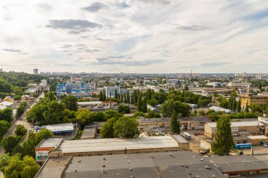 Kyiv, Ukrayna 08 Temmuz 2017: Podil bölgesinin güzel bir manzarası. Konut ve sanayi bölgelerinde hava manzarası. Bir sürü farklı mimari tarzı olan bina. Tarihsel alan, Dnipro nehri.